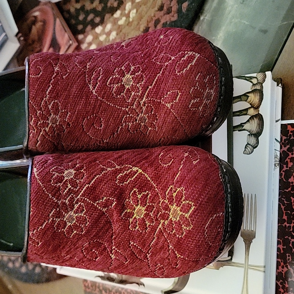 Dansko Sanita Tapestry Clogs Floral SZ 38